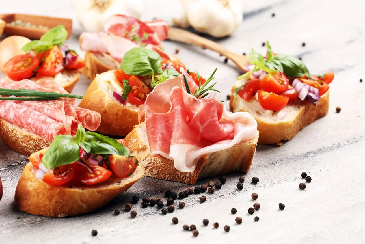 Auswahl an kleinen Sandwiches. Bruschetta auf dem Tisch mischen von Tirana