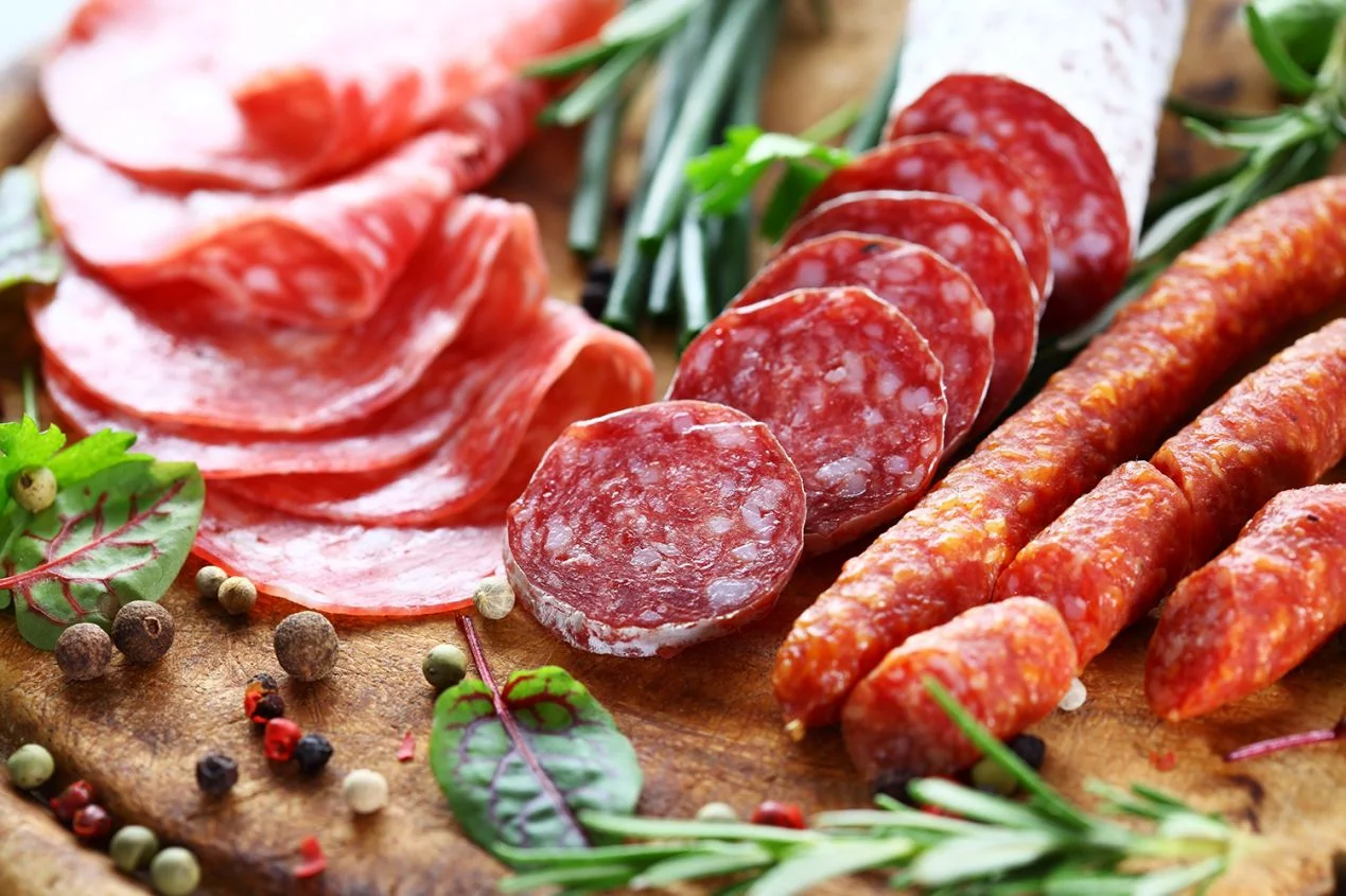 Italienischer Schinken und Salami mit Kräutern von Tirana